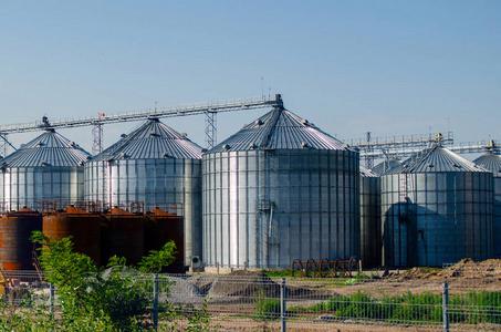 粮食仓高储存玉米小麦储罐结构在食品生产中的构建一堆大麦和小麦的